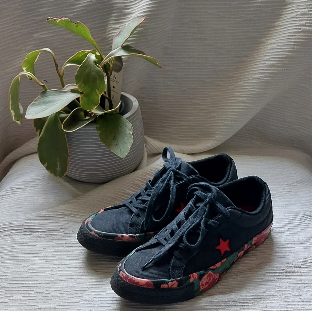 Black and Red Converse Sneakers Size 4 - Picture 2 of 13